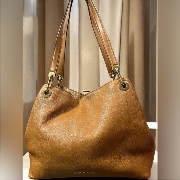 Michael Kors Handbags - Michael Kor's Raven Pebble Leather Shoulder
Bag EUC
